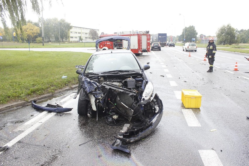 Wypadek na Waltera-Janke. Zderzenie peugeota z TIRem [ZDJĘCIA]