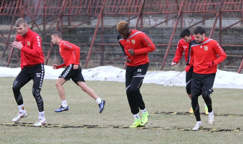 Djibril Diaw (w środku) trenuje już na pełnych obrotach i...