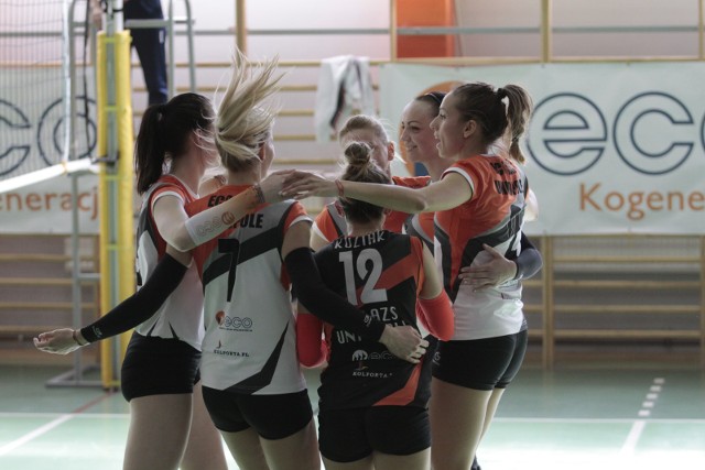 Siatkarki ECO AZS UNI Opole cieszyły się z pierwszej wygranej w drodze do 1 ligi.