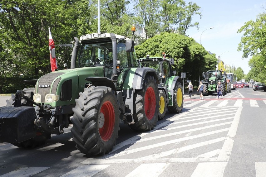 Białystok. Protest podlaskich rolników. Nowe znaki uniemożliwiły dojazd (zdjęcia,wideo)