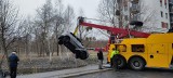 Samochód wyciągnięty ze stawu przy ul. Wojaczka we Wrocławiu. Mors wszedł do lodowatej wody [ZDJĘCIA, FILM]