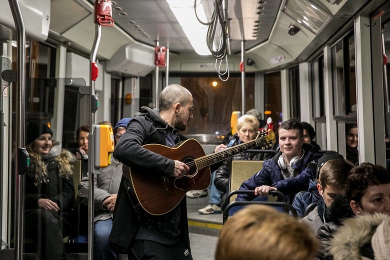 Śpiewający "pozytywny wariat" w krakowskich tramwajach [WIDEO]
