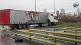 Autostrada A2. Tir staranował auta na bramkach (video) 