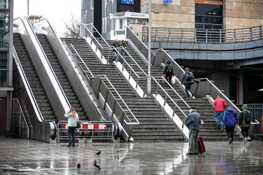 Zarządowi Dróg Miasta brakuje pieniędzy na wymianę schodów przy dworcu głównym w Krakowie