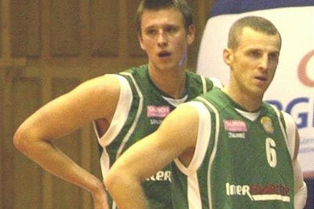Jakub Dłoniak (z nr 6) został nowym koszykarzem drużyny z Tarnobrzega.