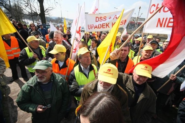 Pracownicy i związkowcy protestowali w Kielcach przed siedzibą Kieleckich Kopalni Surowców Mineralnych. Fot dawid Łukasik
