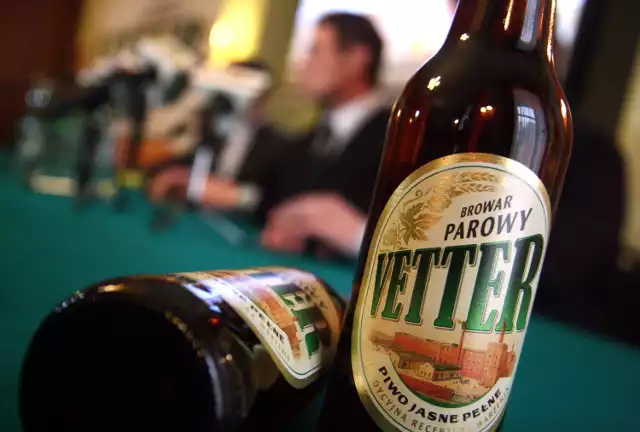 Kierownictwo Perły zachwalało dziś nowy produkt: Browar Parowy Vetter, który od innych piw różni się wyraźnie goryczkowym smakiem