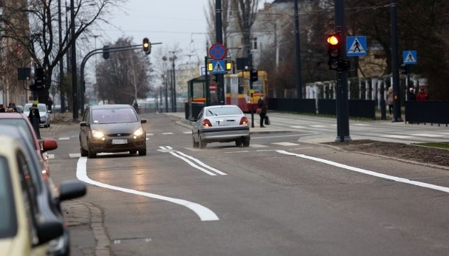 Aby jadący od ul. Wileńskiej samochód mógł ominąć linię ciągłą, musi wjechać na przeciwległy pas ruchu.