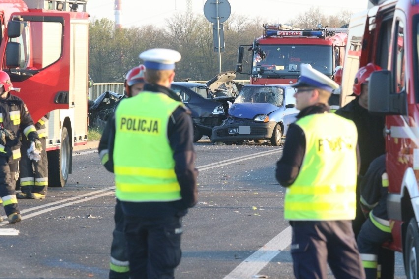 Wypadek cysterny i dwóch aut osobowych na wschodniej obwodnicy Wrocławia
