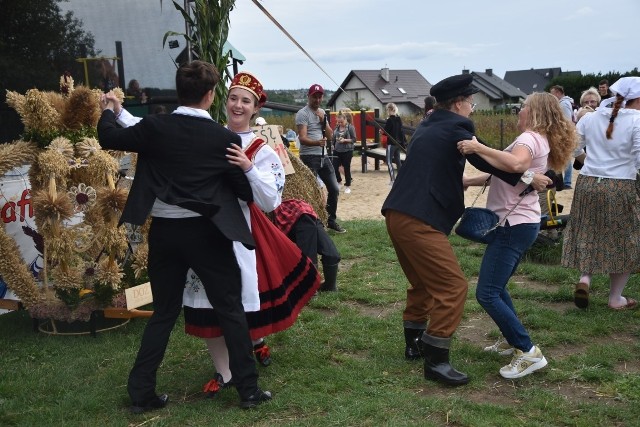 Jedną z największych atrakcji kiełpińskich dożynek była... Familiada Kaszubska z udziałem Regionalnego Zespołu Pieśni i Tańca Kaszuby z Kartuz. Zaraz po "programie" tancerze i soliści wyciągnęli do tańca uczestników dożynek.
