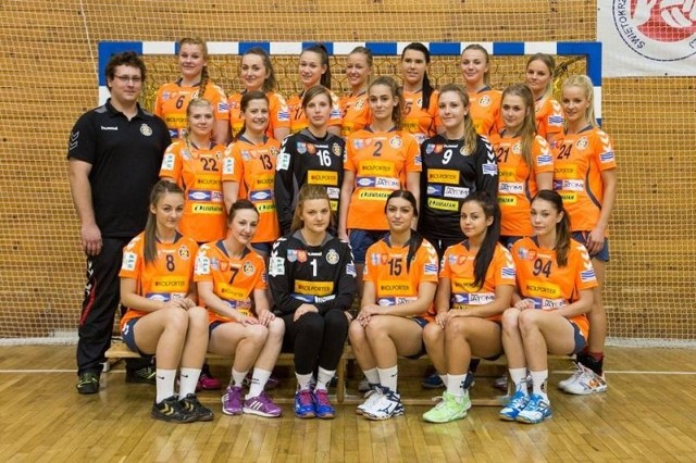 W górnym rzędzie od lewej: trener Tomasz Popowicz, Anna Król, Wiktoria Hajduk, Wiktoria Hynek, Izabela Kaźmiruk, Karolina Mochocka, Katarzyna Sobierajska, Agnieszka MłynarskaW środkowym rzędzie od lewej: Ilona Cwynar, Aleksandra Bortnowska, Małgorzata Hibner, Kornelia Czubaj, Monika Kos, Magdalena Skowrońska, Marta Rosińska W dolnym rzędzie od lewej: Paulina Giser, Sandra Zimnicka, Aleksandra Januchta, Anna Pinda, Martyna Rozmus, Magda Kędzior.