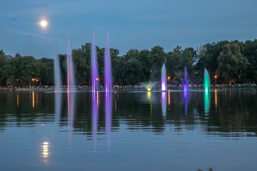 Kraków. Niezwykły pokaz wody i światła nad Zalewem Nowohuckim [ZDJĘCIA]