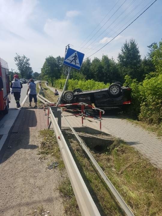 DK 75. W Czchowie wypadek z udziałem dwóch samochodów, jeden z nich dachował [ZDJĘCIA]