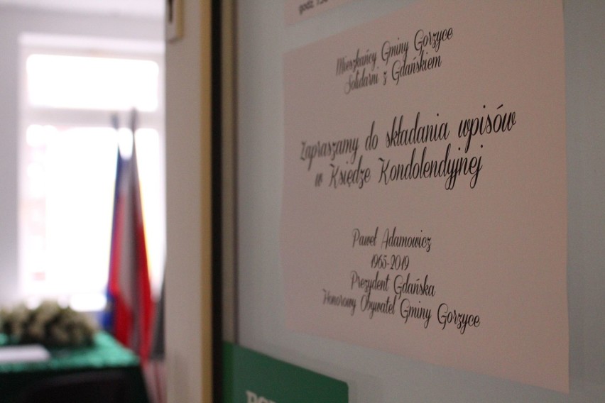 W Gorzycach mieszkańcy wpisują się do księgi kondolencyjnej. Prezydent Paweł Adamowicz był Honorowym Obywatelem Gminy Gorzyce (zdjęcia)