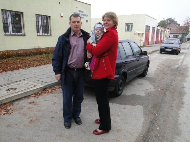 Niektórzy przychodzili głosować całymi rodzinami. Tak zrobili Urszula i Marcin Zgrzelakowie z Orońska, którzy do lokalu przyszli z czteromiesięcznym synem Grzesiem.