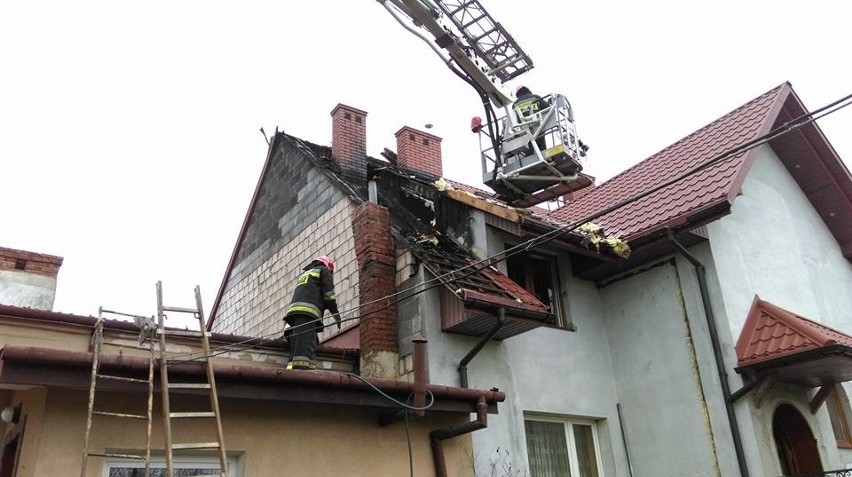 Powiat radomski. Pożar w Skaryszewie. Paliło się poddasze domu jednorodzinnego