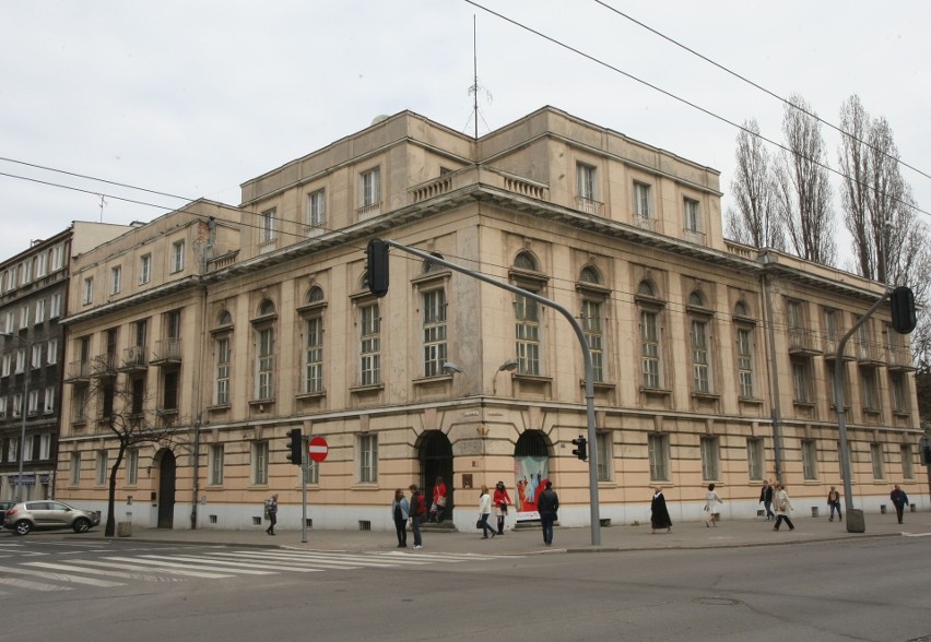 Budynek dawnego Banku Polskiego stoi u zbiegu ulic ul. 3...