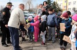 Przedszkolaki pomagają strażnikom miejskim w Grudziądzu [zdjęcia]