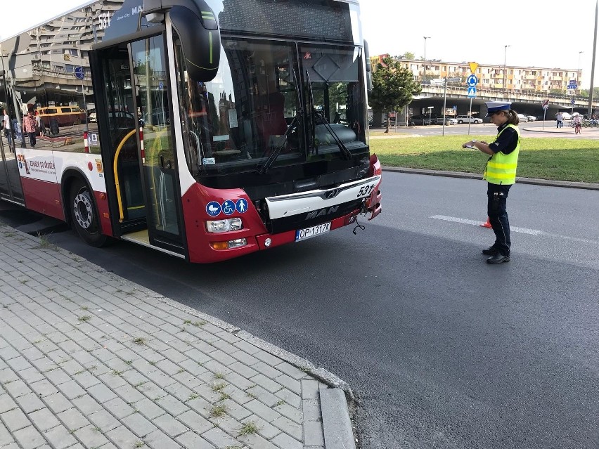 Wypadek na rondzie w Opolu. Samochód osobowy zderzył się z autobusem MZK. Trzy osoby poszkodowane