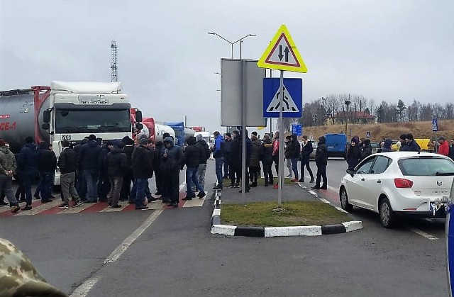 Dwa tygodnie temu Ukraińcy blokowali drogi dojazdowe do przejść granicznych z Polską. Powodem była zmiana przepisów na Ukrainie.