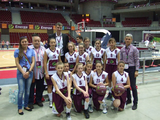 Dwójka Rogoźno największy sukces sportowy odniosła siedem lat temu  na turnieju Energa Basket Cup w Ergo Arenie w Gdańsku, zajmując trzecie miejsce. Z prawej trener Stanisław Kozłowski, a z tyłu nieżyjący już jeden z najwybitniejszych polskich koszykarzy, Adam Wójcik