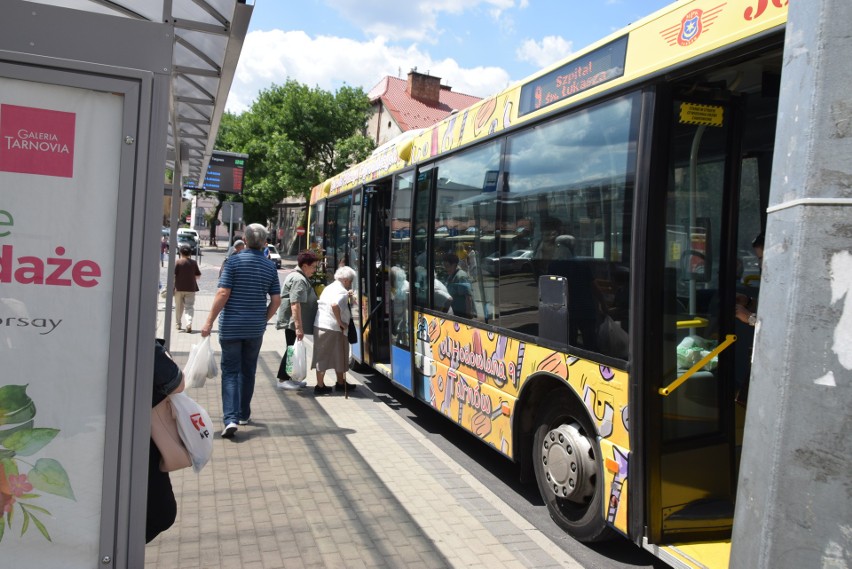 Tarnów. Radni przegłosowali nowe ceny biletów autobusowych oraz zwolnili z opłat uczniów szkół podstawowych