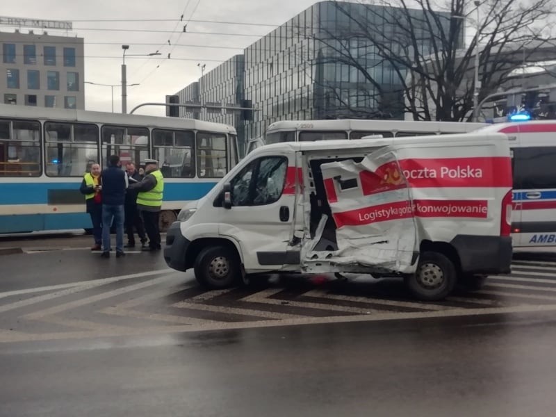 Wypadek przy Wroclavii. Zderzenie tramwaju z busem i wykolejony wóz MPK (ZDJĘCIA)