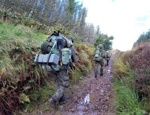 Pododdział terytorialsów z 7. Pomorskiej Brygady Obrony Terytorialnej wraca z tarczą po ćwiczeniu „Cambrian Patrol” w Walii, które zorganizowała 160. Brygada z Brecon.