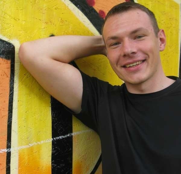 Adam Szulczewski z Rzepina razem z grupą przyjaciół "wyciągnął&#8221;  z cienia kilkunastoosobową grupę pasjonatów graffiti