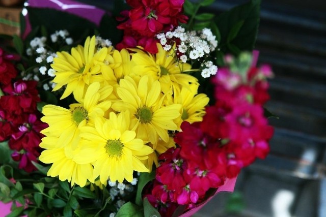 Istnieje kilka prostych trików, które warto zastosować, by przedłużyć trwałość świeżych kwiatów w wazonie. Wypróbuj te sposoby na przedłużenie trwałości kwiatów ciętych w swoim domu.Oto metody polecane przez florystów oraz ogrodników! Zobacz sprawdzone sposoby na przedłużenie trwałości kwiatów ciętych w naszej galerii >>>>>