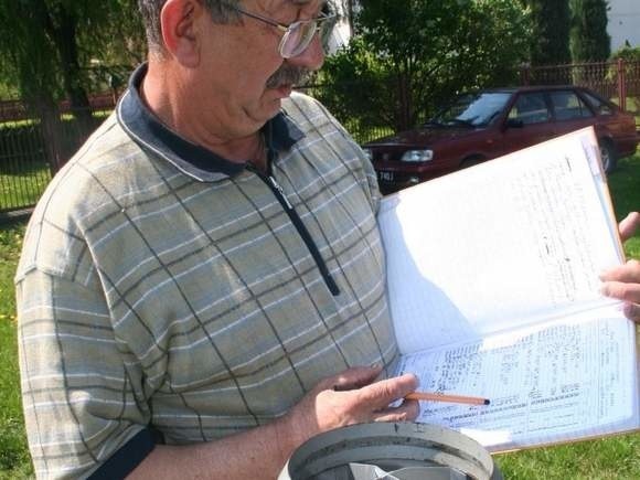Henryk Trepka, regionalista i synoptyk amator z Nowej Słupi codziennie od prawie 30 lat obserwuje pogodę i zapisuje temperaturę, opad i siłę wiatru w zeszycie.