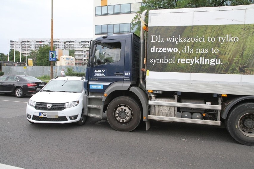 Wypadek śmieciarki na Legnickiej