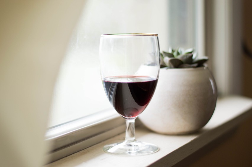 Wino czerwone zawiera resweratrol, który przy umiarkowanej...