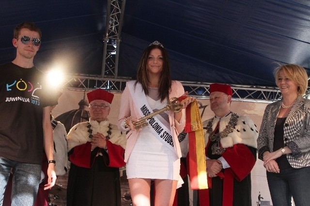 Miss Polonia Studentek Łodzi Anna Kowalska z kluczem do miasta, otrzymanym z rąk prezydent Hanny Zdanowskiej.