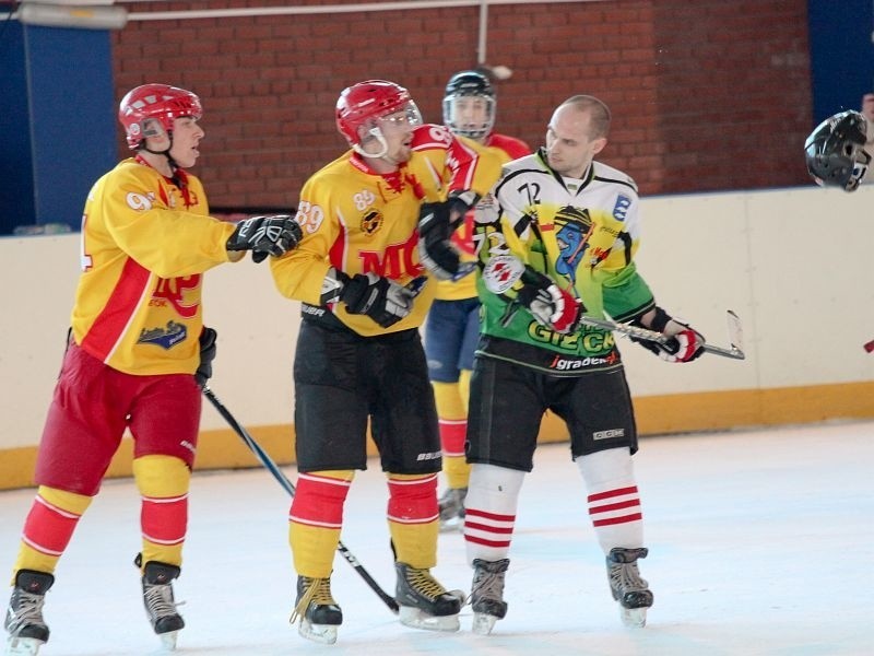 Hokej: ADH Białystok - Masters Giżycko 7:0. Bójka na lodzie (zdjęcia)