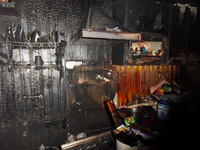 Kuchnia mieszkania w bloku doszczętnie spłonęła
