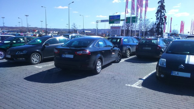 Rzeszów, aleja Rejtana, parking przed Castoramą.