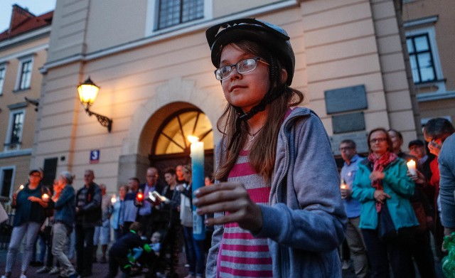 Podkarpaccy działacze KOD protestowali dziś przeciwko reformie sądownictwa, którą wprowadza Prawo i Sprawiedliwość. Ponad sto osób utworzyło Łańcuch Światła przed Sądem Okręgowym w Rzeszowie.ZOBACZ TEŻ: Partia Razem protestowała pod Pałacem Prezydenckim. "Działania PiS-u godzą w podstawowe prawa i wolności"TVN24/x-news