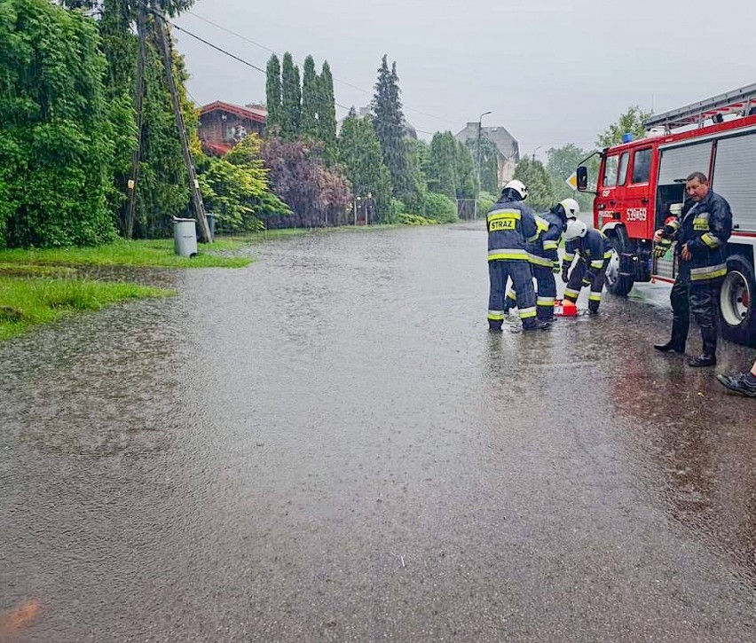 Tak dziś w strugach deszczy z wodą na ulicach, wdzierająca...