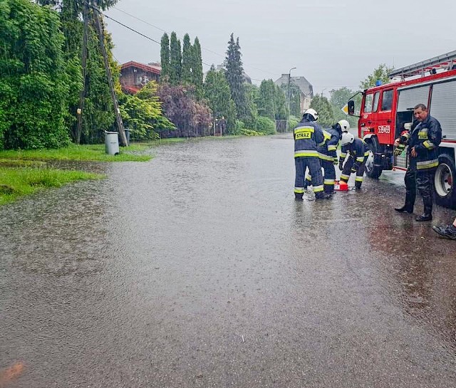Tak dziś w strugach deszczy z wodą na ulicach, wdzierająca się do piwnic walczyli strażacy z OSP Pruszcz. I jeszcze musieli usuwać niebezpieczne konary. Dziękujemy im także za zdjęcia