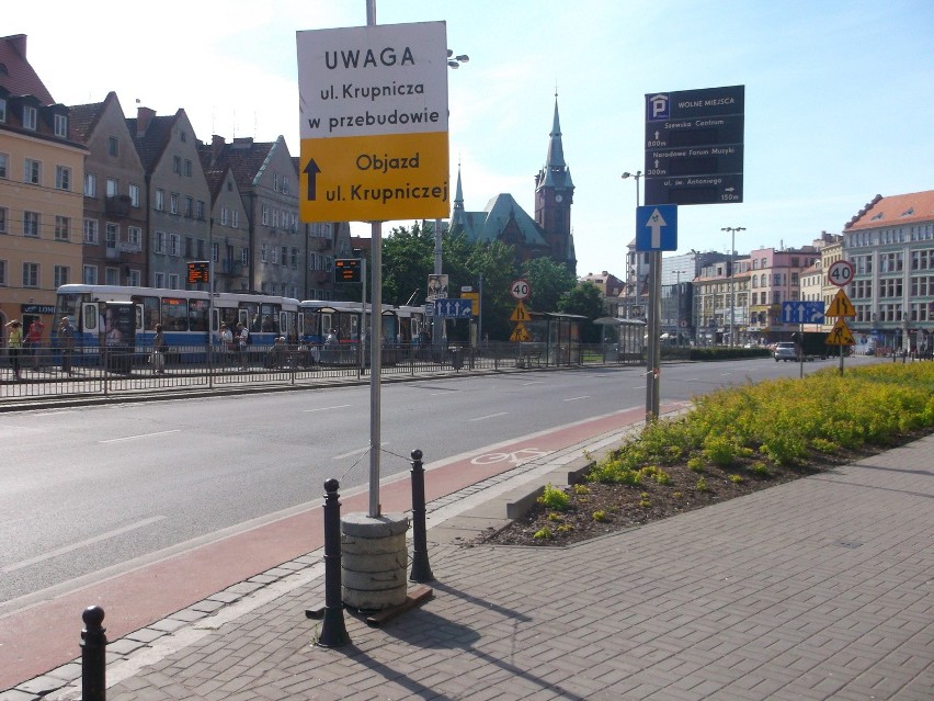 Wrocław: Metalową linką przywiązali znak, który przewrócił się na motocyklistę (ZDJĘCIA)