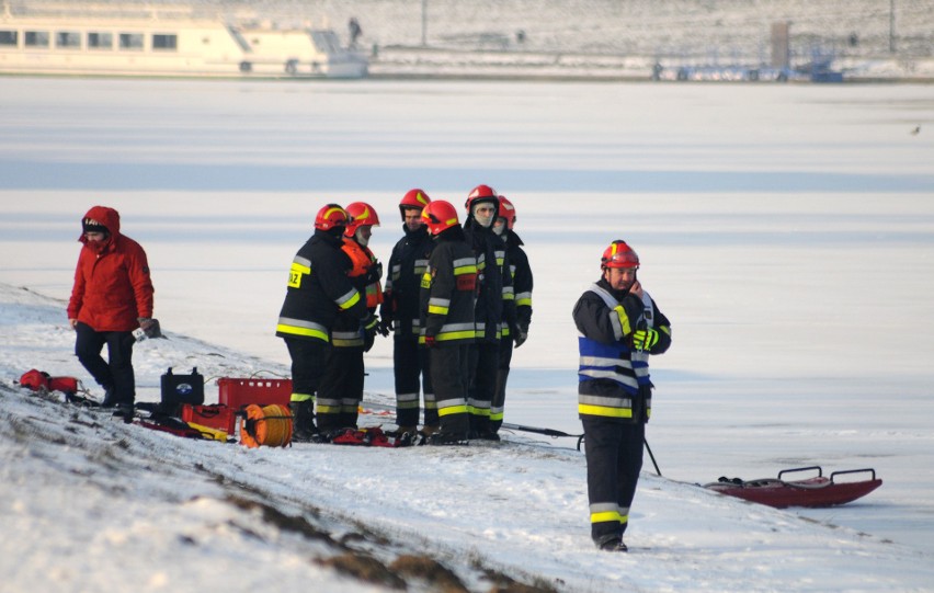 Kraków. Człowiek wpadł pod lód. Po długiej reanimacji zmarł