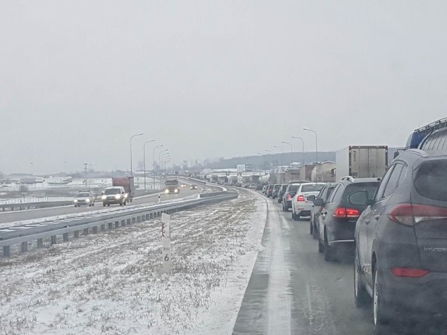 Wypadek na A2. Tir zderzył się z busem.