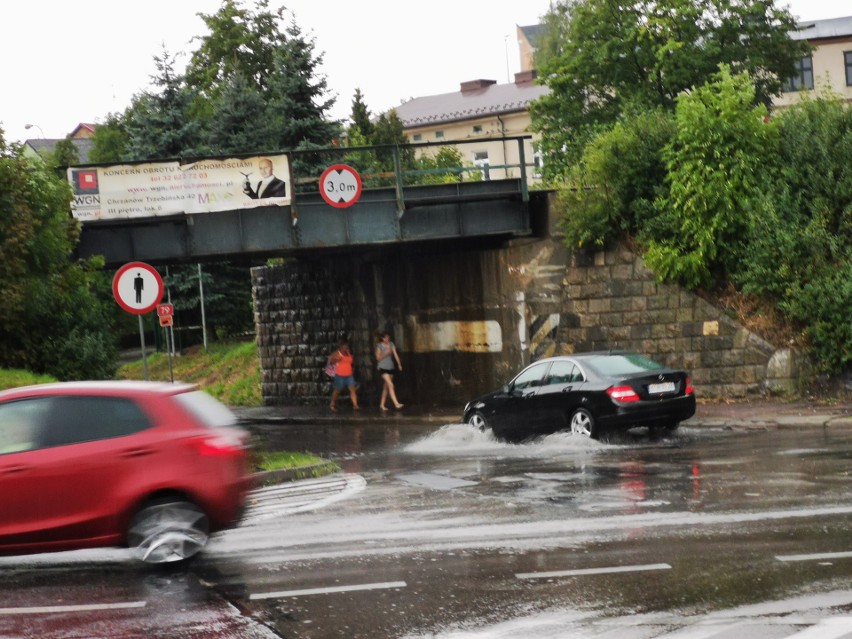 Powiat chrzanowski. Pożar domu, podtopienia i 700 gospodarstw bez prądu to bilans piątkowej burzy 