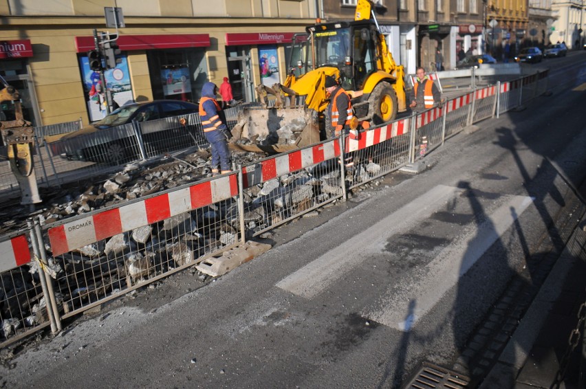 Kraków. Wielkie utrudnienia dla pasażerów w Podgórzu. Kierowcy utrudniają prowadzenie robót [ZDJĘCIA]