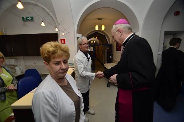 Abp Stanisław Gądecki odwiedził chorych w szpitalu Świętej...