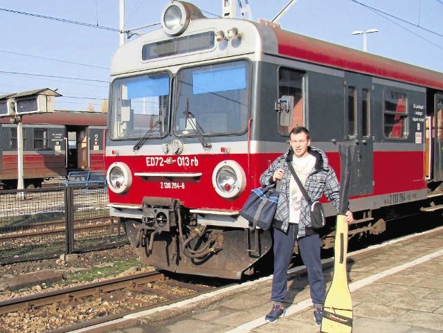 Łukasz Buczek, jeden z pasażerów pociągu z Oświęcimia do Czechowic-Dziedzic, jest zaskoczony, że połączenia na tej trasie mogą zostać zlikwidowane, mimo że korzysta z nich wielu pasażerów