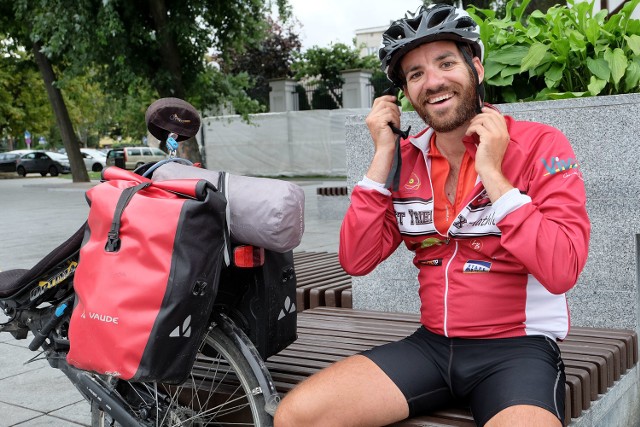 Julian Parsy to Francuz, który postanowił przejechać Europę na nietypowym rowerze.