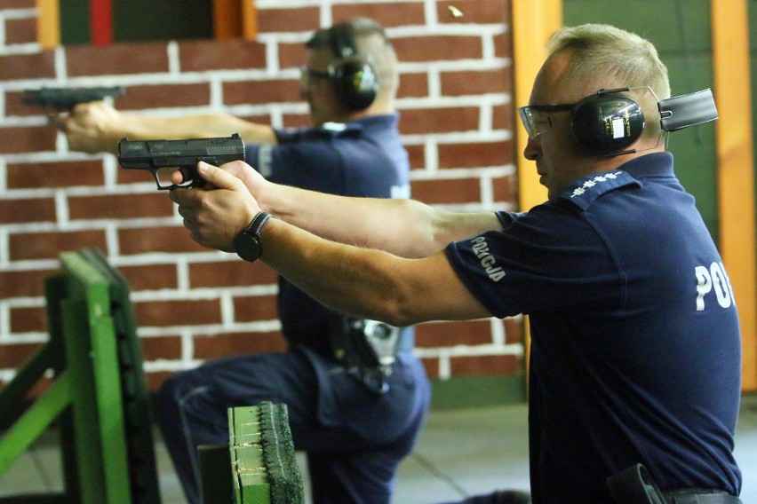 Wybierają dzielnicowego roku. Policjanci zaczęli zawody na strzelnicy [ZDJĘCIA]