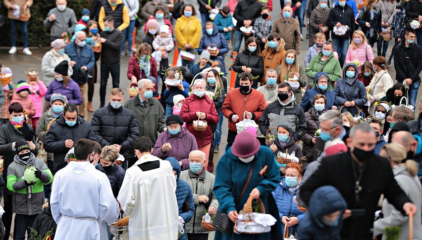 Święcenie pokarmów w krakowskich kościołach w Wielką Sobotę